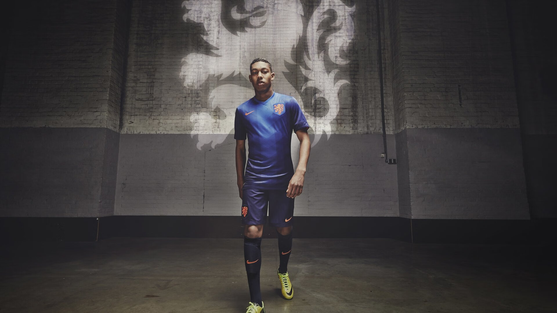 C罗对阵老东家完成梅开二度，c罗对视